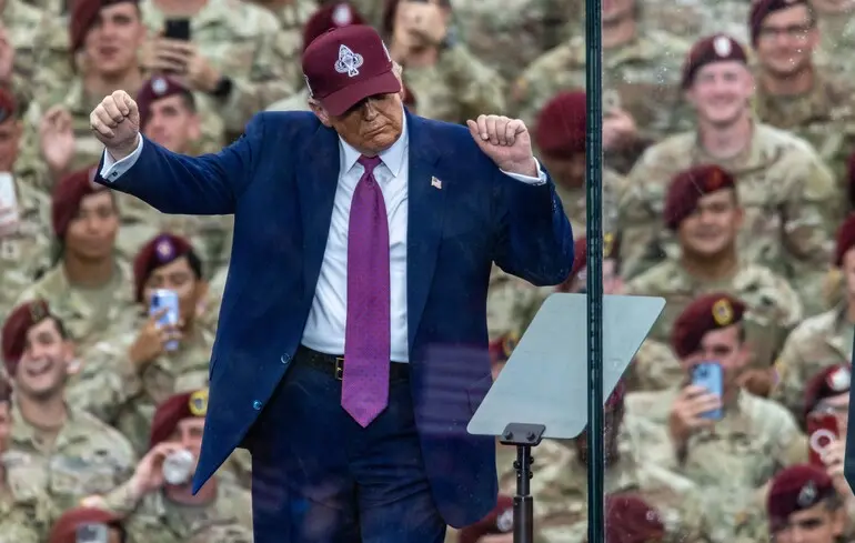 Трамп опублікував провокаційний мем з кулеметом: президент США пригрозив Ірану …