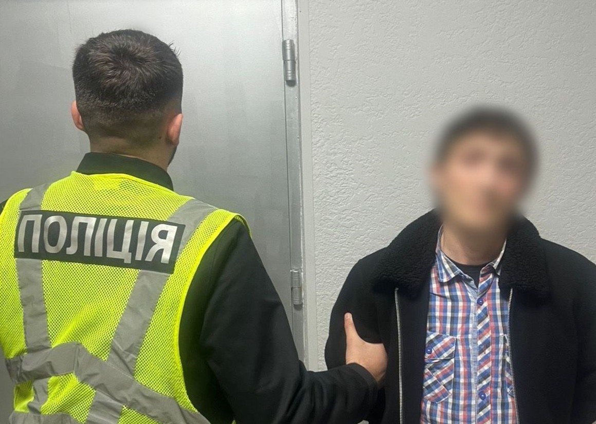 Розпилив сльозогінний газ в обличчя і відібрав гроші: у Києві …