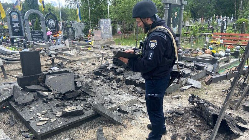 Розтрощені пам’ятники та могили, постраждали двоє людей: наслідки атаки БпЛА …