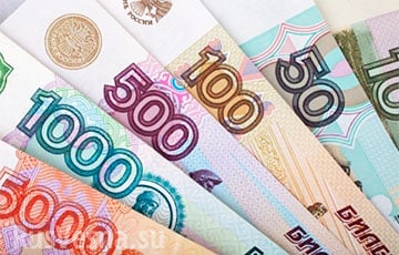 Россияне переходят на наличку, пейджеры и бумажные карты