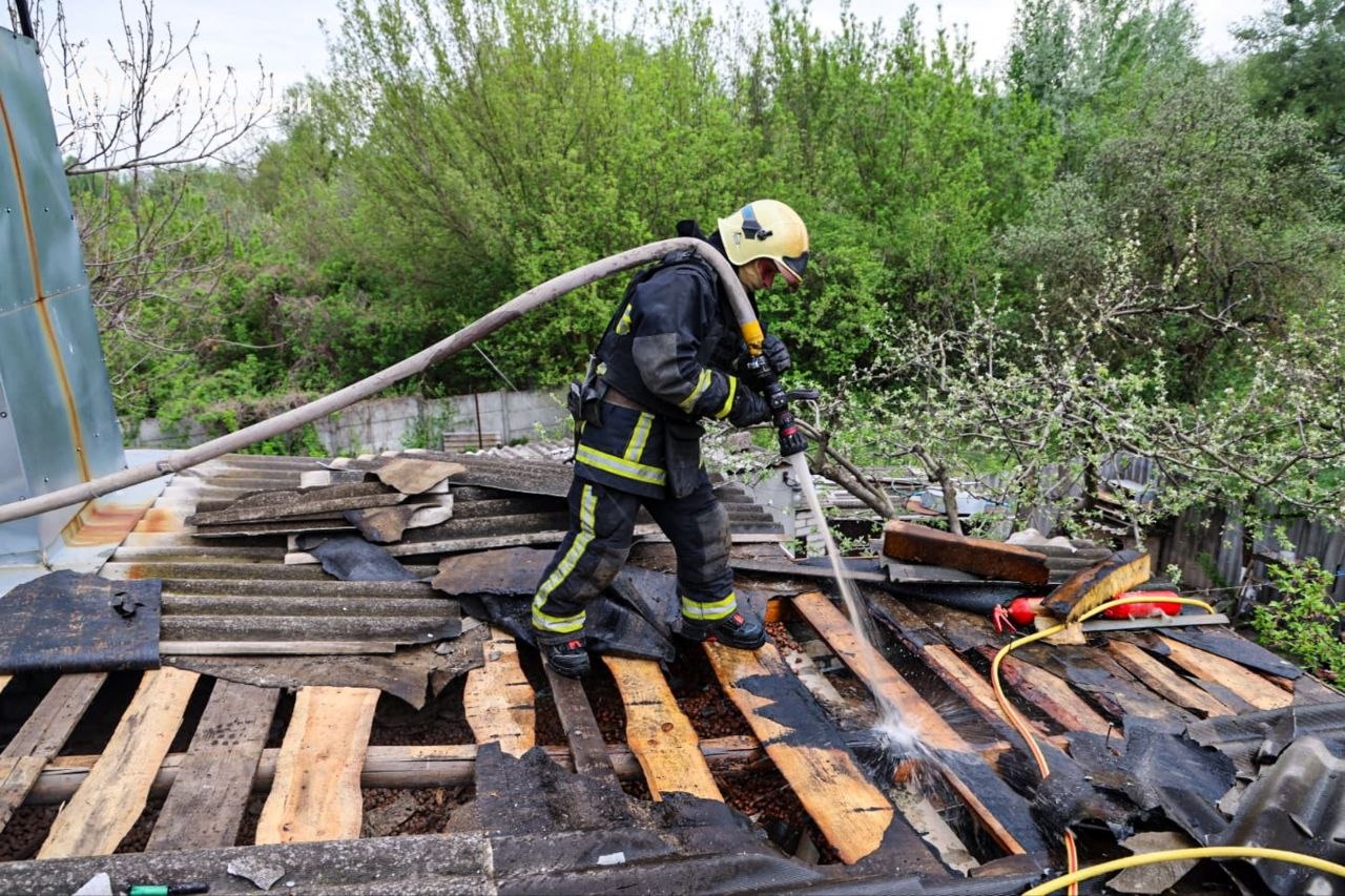 Російський БпЛА влучив у дах будинку в Київському районі Харкова