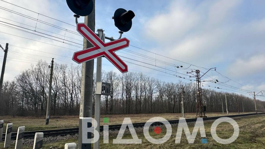 Російський безпілотник атакував залізничну станцію на Дніпропетровщині – пошкоджено електровоз …