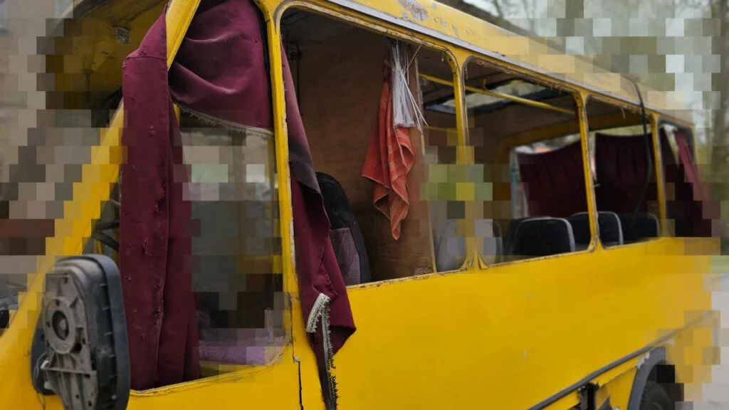 Російський безпілотник вдарив по маршрутці у Херсоні (фото)