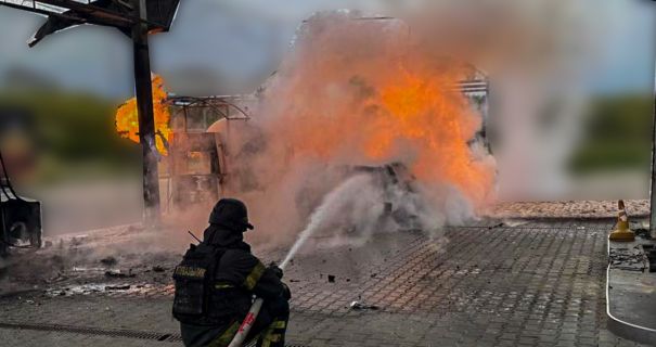 Російський дрон атакував АЗС у Херсоні: сталася пожежа