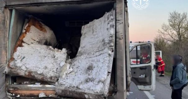 Російський безпілотник атакував хлібний фургон на трасі на Харківщині: двоє …