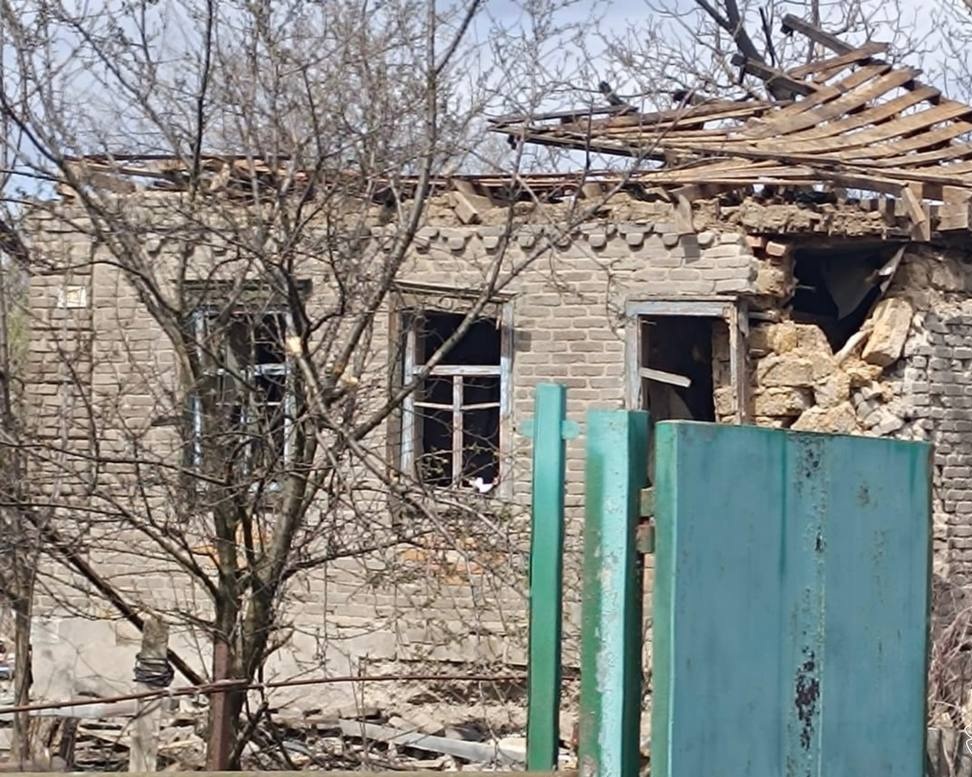 Російський дрон вдарив по селу на Харківщині: троє людей постраждали