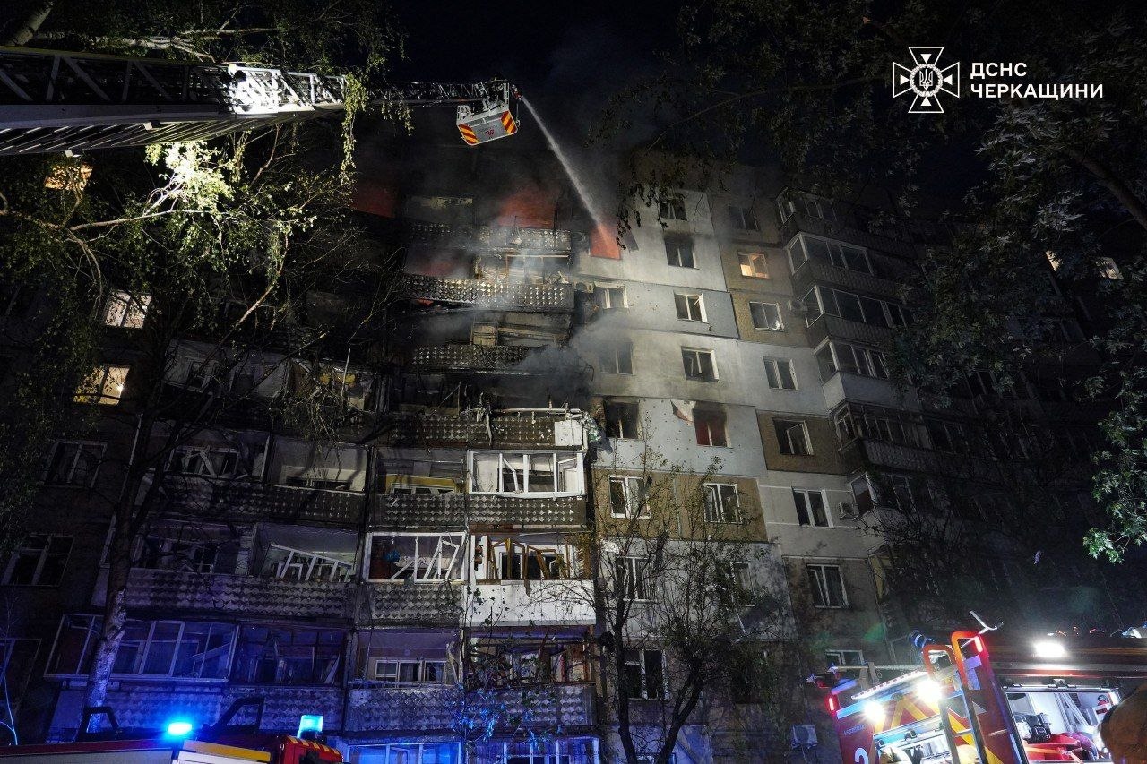 У Черкасах через атаку дрона загорілась багатоповерхівка, 11 людей травмовано
