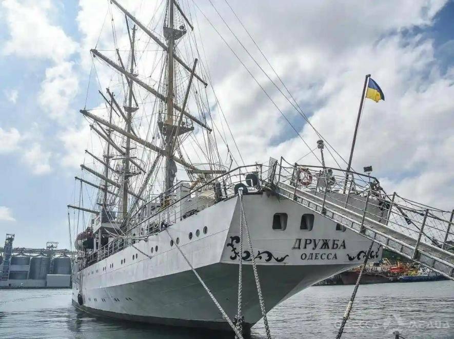 Російський катер атакував вітрильний фрегат "Дружба" в Одеському морпорту