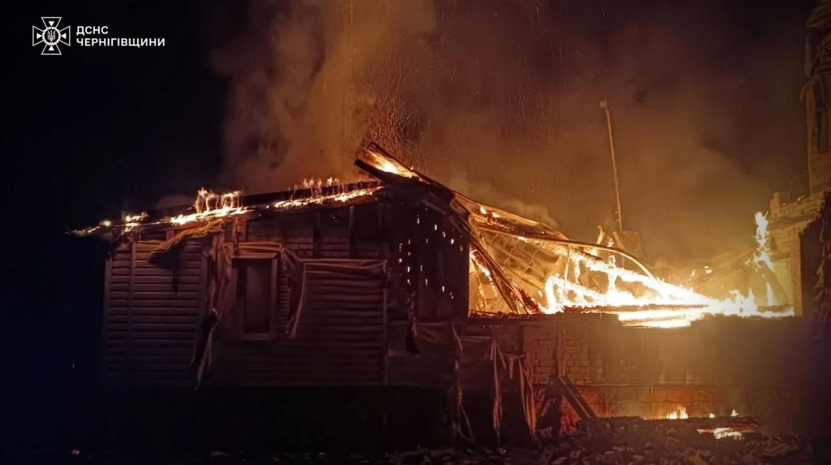 Російський удар по Чернігівщині: 2 постраждалих, вирували пожежі