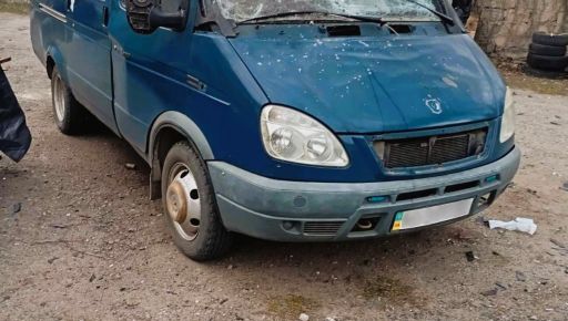 На Харківщині ворожий FPV-дрон атакував цивільну автівку: з’явилися кадри наслідків