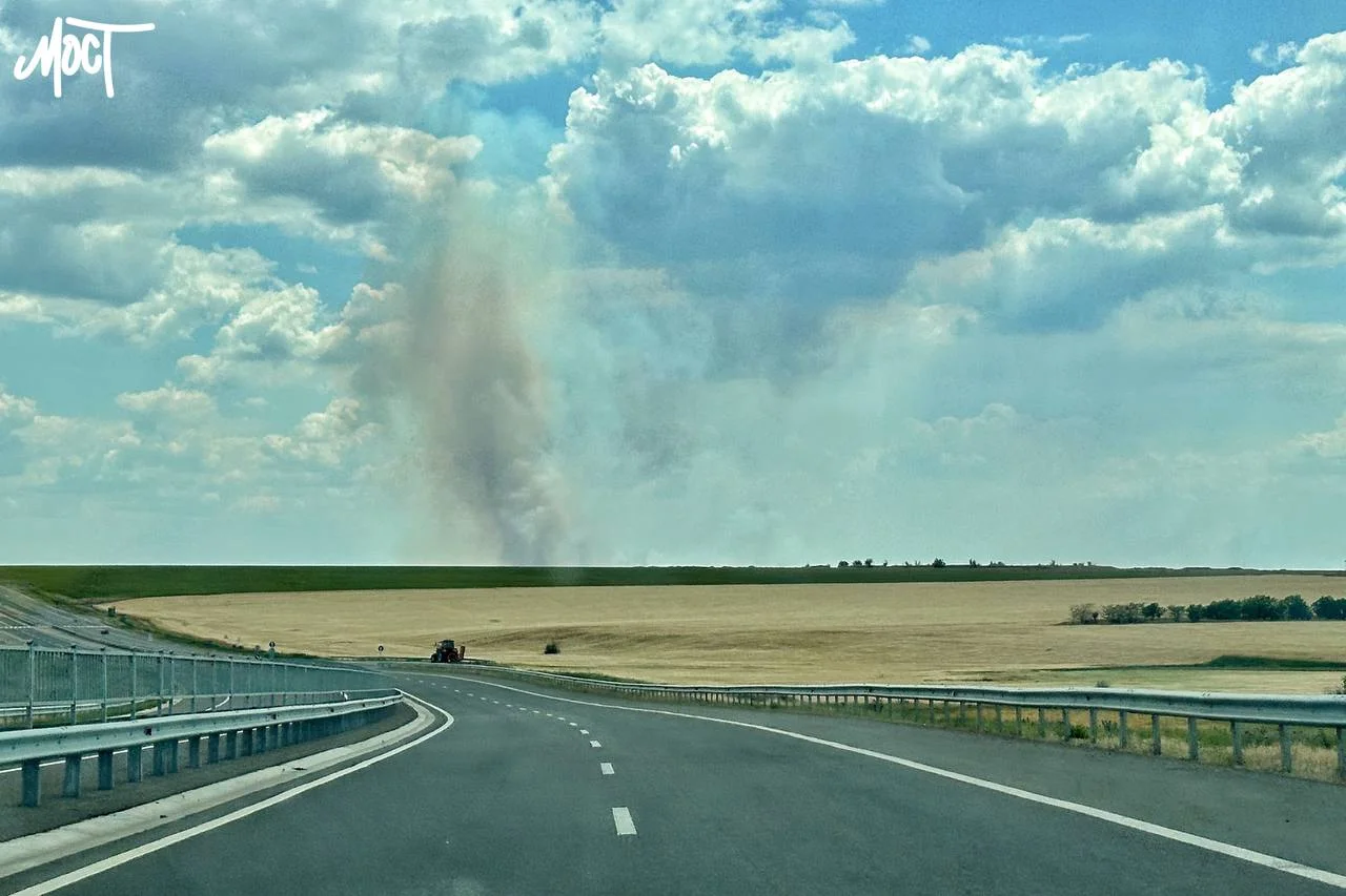 Російській дрони дистанційно розкидають міни та шипи на трасі між …