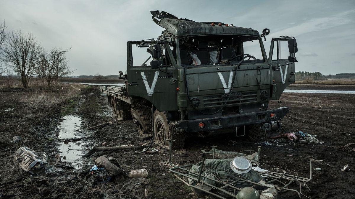 Російські війська маскують військові колони під цивільні фури на Півдні