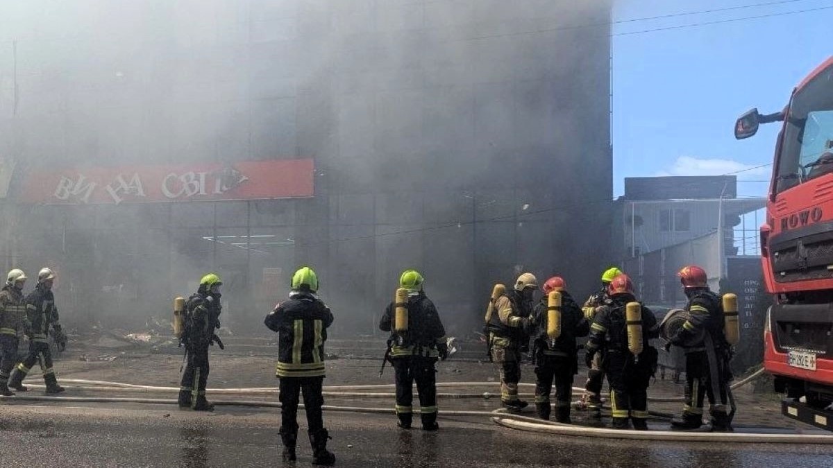 Російські війська обстріляли Одесу: пошкоджено торговий центр і відділення Нової …