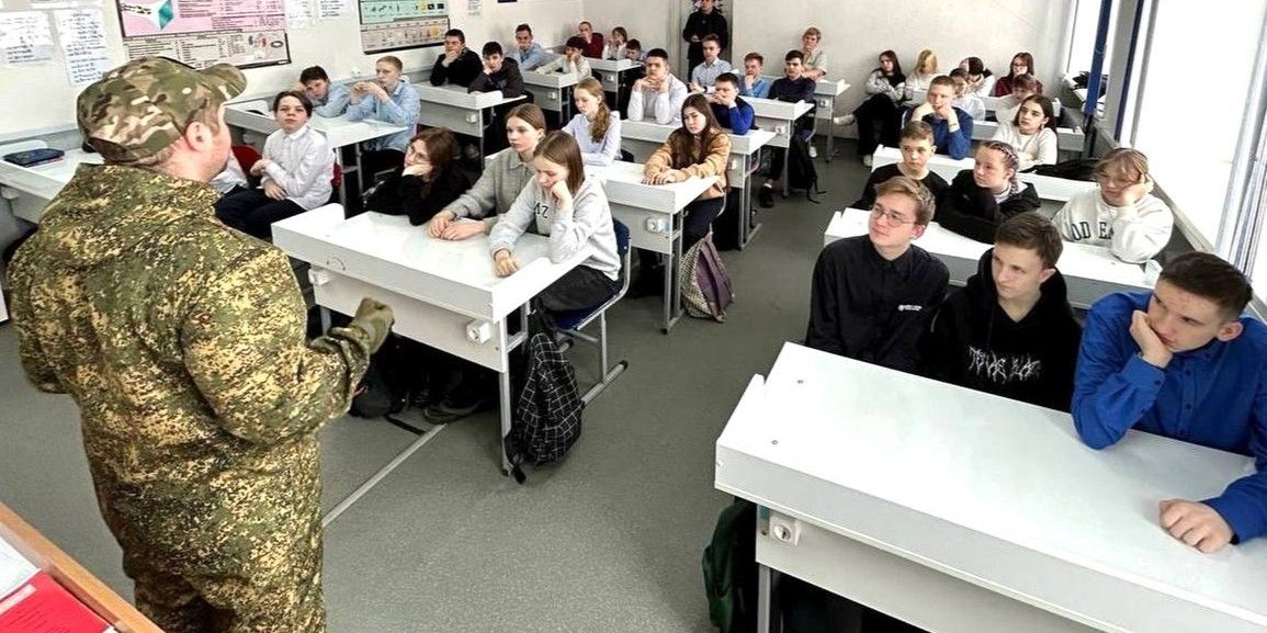 Російські військові агітують школярів окупованої Луганщини йти на війну проти …