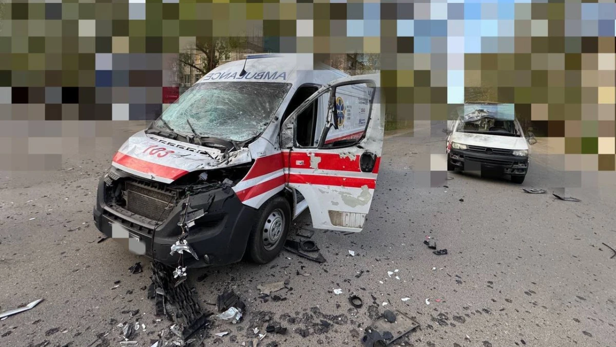 Російські військові атакували автівку швидкої медичної допомоги у Херсоні