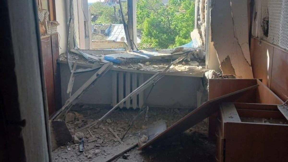 Російські військові поцілили по багатоповерхівці та адмінбудівлі у Херсоні. ФОТО. …