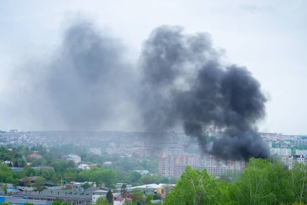 Російські дрони атакували Харків: у місті горіли авто, пошкоджені будинки …