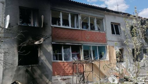 Російські дрони атакували багатоквартирний будинок на Харківщині: кадри з місця