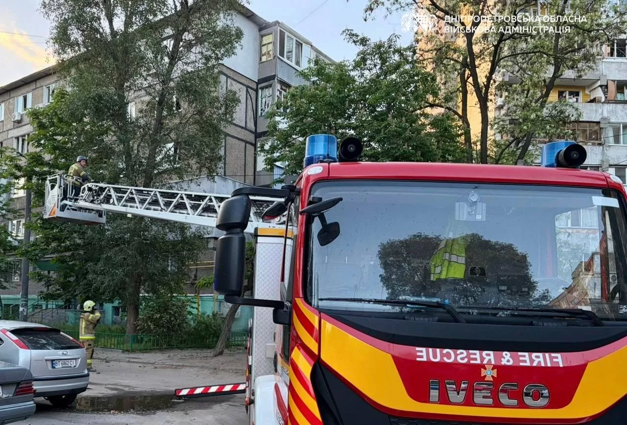 Росіяни атакували Дніпро: пошкоджено багатоповерхівку, постраждала жінка