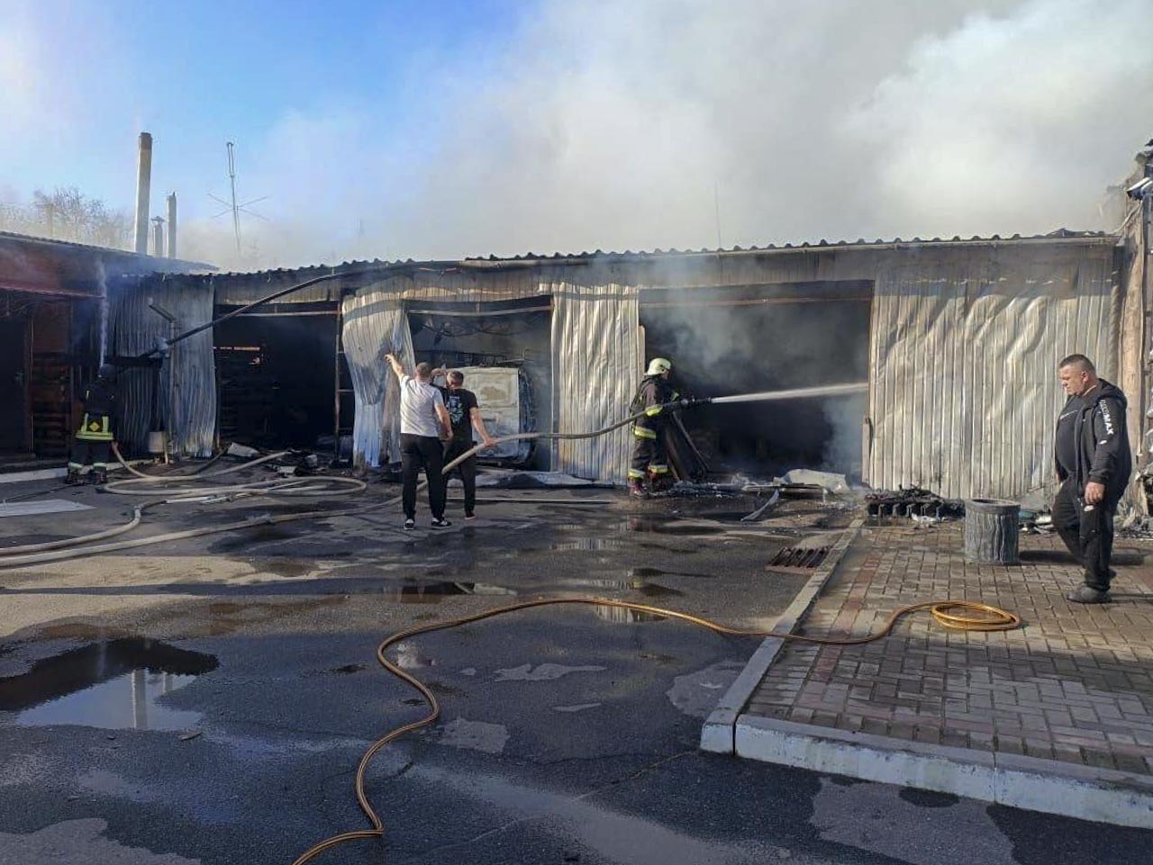 Росіяни атакували Золочів БпЛА «Молнія»: знищено склад і авто (фото)