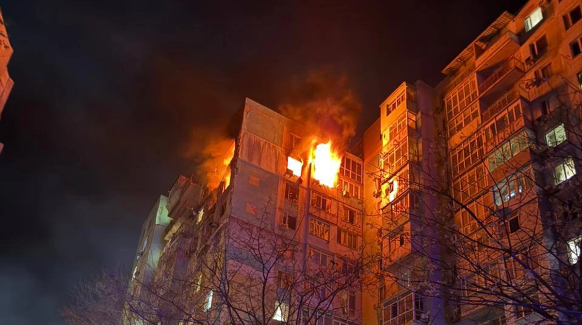 Росіяни атакували Одесу: у місті палають багатоповерхівки