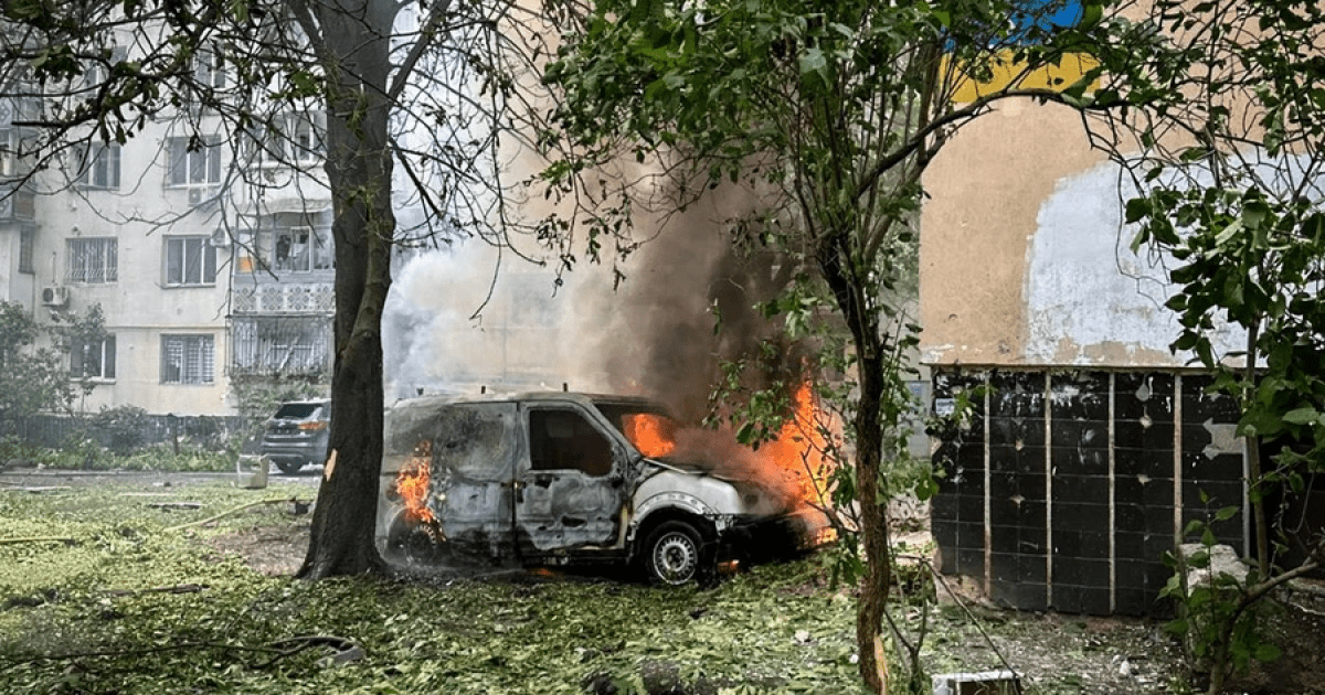 Росіяни атакували Одесу: є постраждалі, горять авто, вибиті вікна (ФОТО)