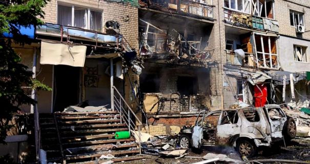 Росіяни вдарили по Павлограду: пошкоджена багатоповерхівка, виникла пожежа