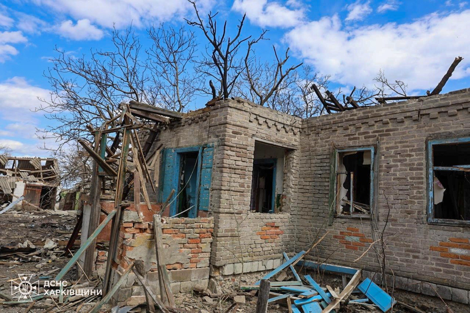 Окупанти вдарили по Харківщині: спалахнула пожежа, багато поранених (фото)