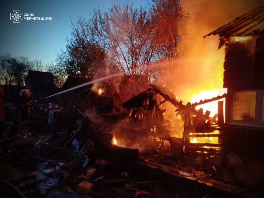 Росіяни атакували Чернігівщину: двоє постраждалих, горів житловий будинок
