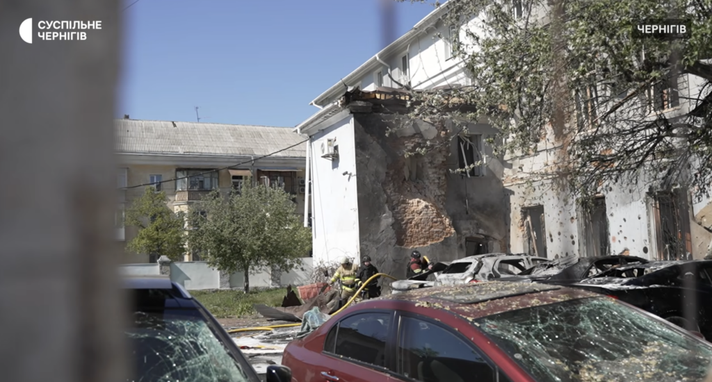 Росіяни атакували будівлю прокуратури в центрі Чернігова (ВІДЕО)