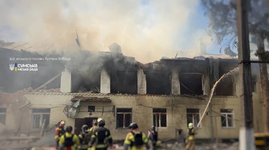 Росіяни атакували дитячий садочок у Сумах: триває рятувальна операція