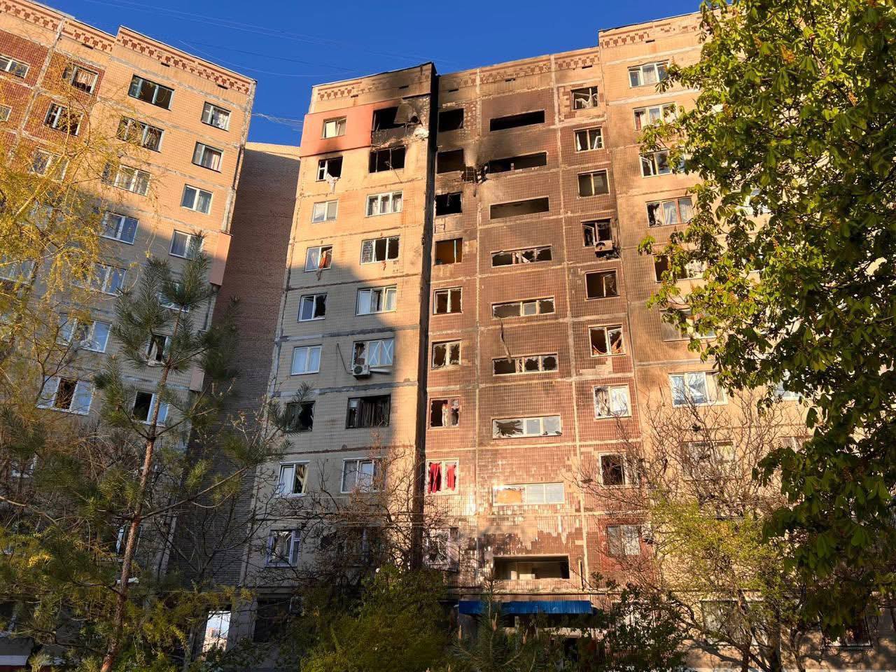 У Краматорську дрон влучив у багатоповерхівку: є поранена