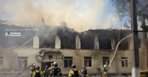 Росіяни вдарили дронами по дитячому садочку в центрі Сум