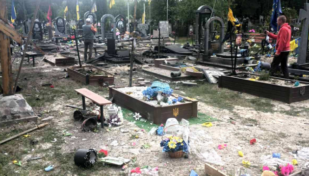 Росіяни вдарили дронами по кладовищу на Чернігівщині, постраждала жінка