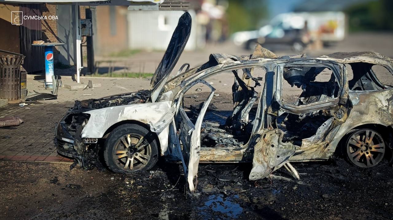 Росіяни вдарили дроном по автівці на Сумщині: поранений водій