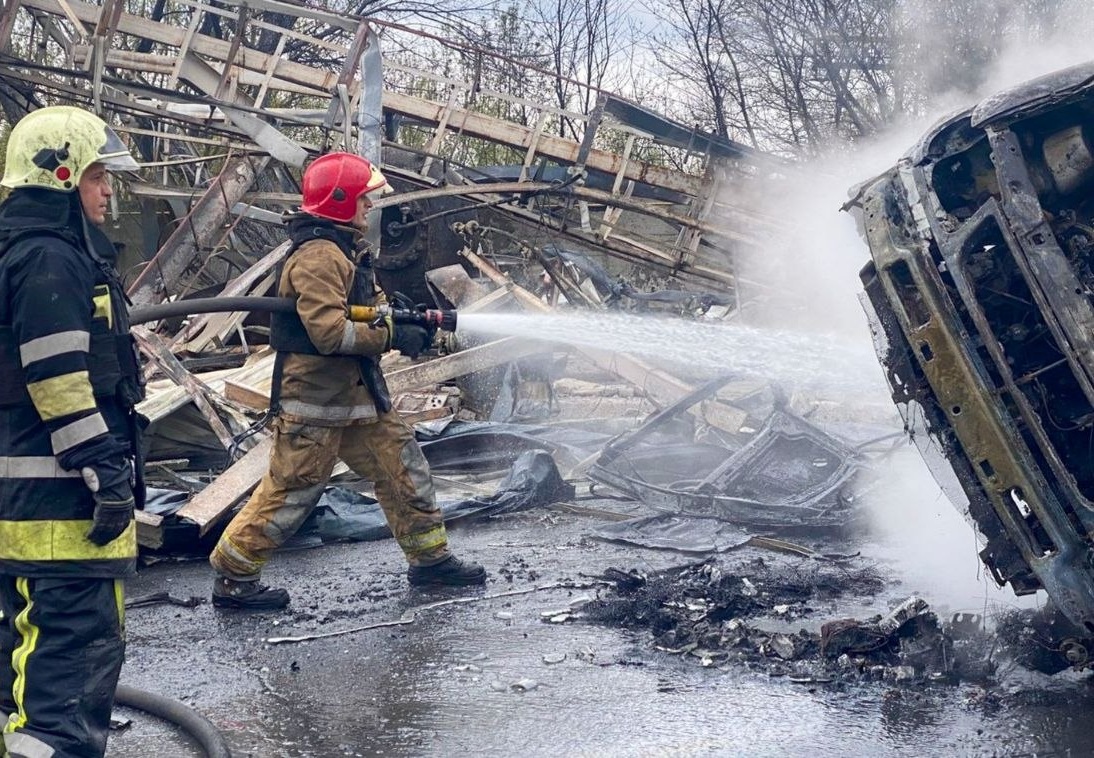 Росіяни вдарили по АЗС у Харкові та Чугуєві: двоє постраждалих