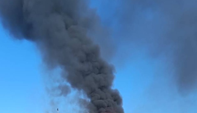 Росіяни вдарили по Дніпру, виникла пожежа на підприємстві