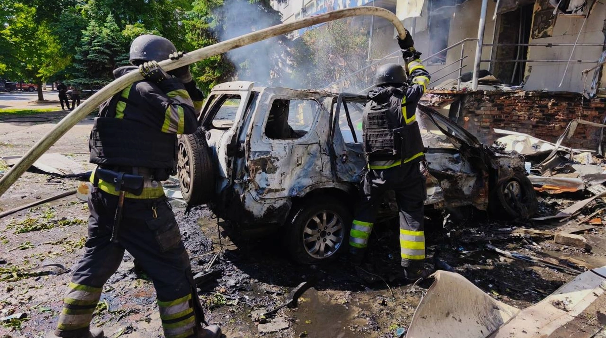 Росіяни вдарили по Запоріжжю: 2 травмованих, горять авто