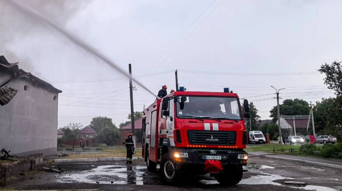 Росіяни вдарили по Павлограду: вирує пожежа