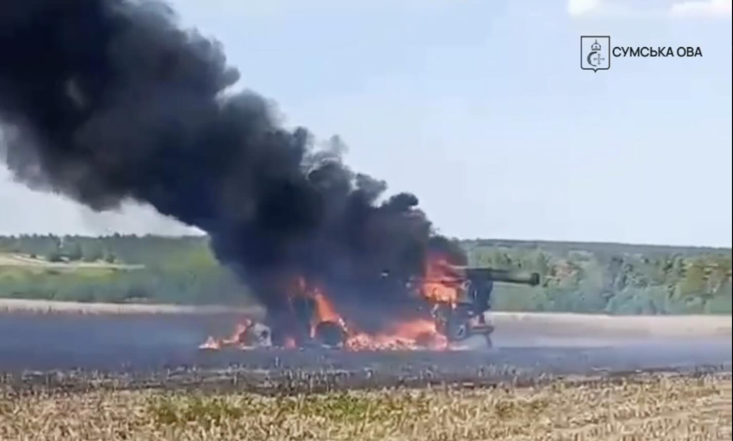 Росіяни вдарили по комбайну в Новослобідській громаді: техніку рознесло просто …