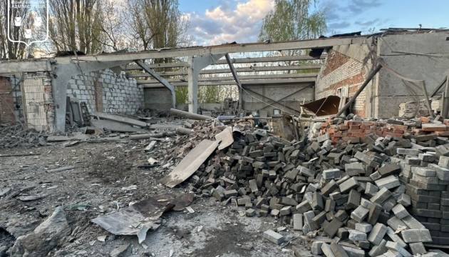 Росіяни вдарили по околицях Сум, пошкоджені склади та автівки