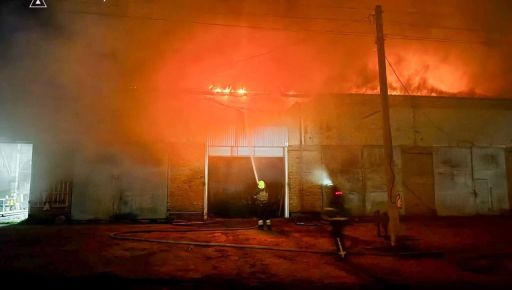 Обстріл сільгосппідприємства на Харківщині: рятувальники показали, як приборкували вогонь