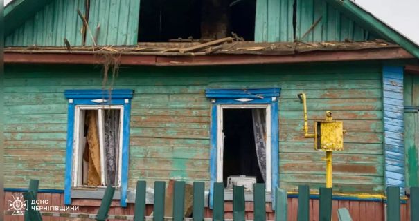 Росіяни вдарили дроном по селу на Чернігівщині: постраждали матір і …