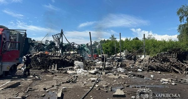 Росіяни вдарили по цивільному підприємству на Харківщині, є загиблі та …