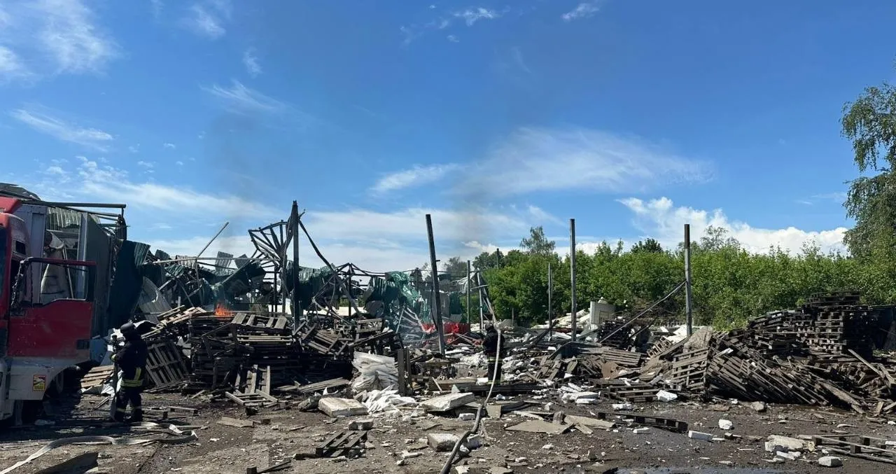 Росіяни вдарили ракетою по цивільному підприємству на Харківщині: що відомо …