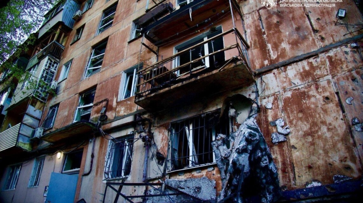 Росіяни вночі атакували Дніпро: горіла багатоповерхівка, постраждала вагітна