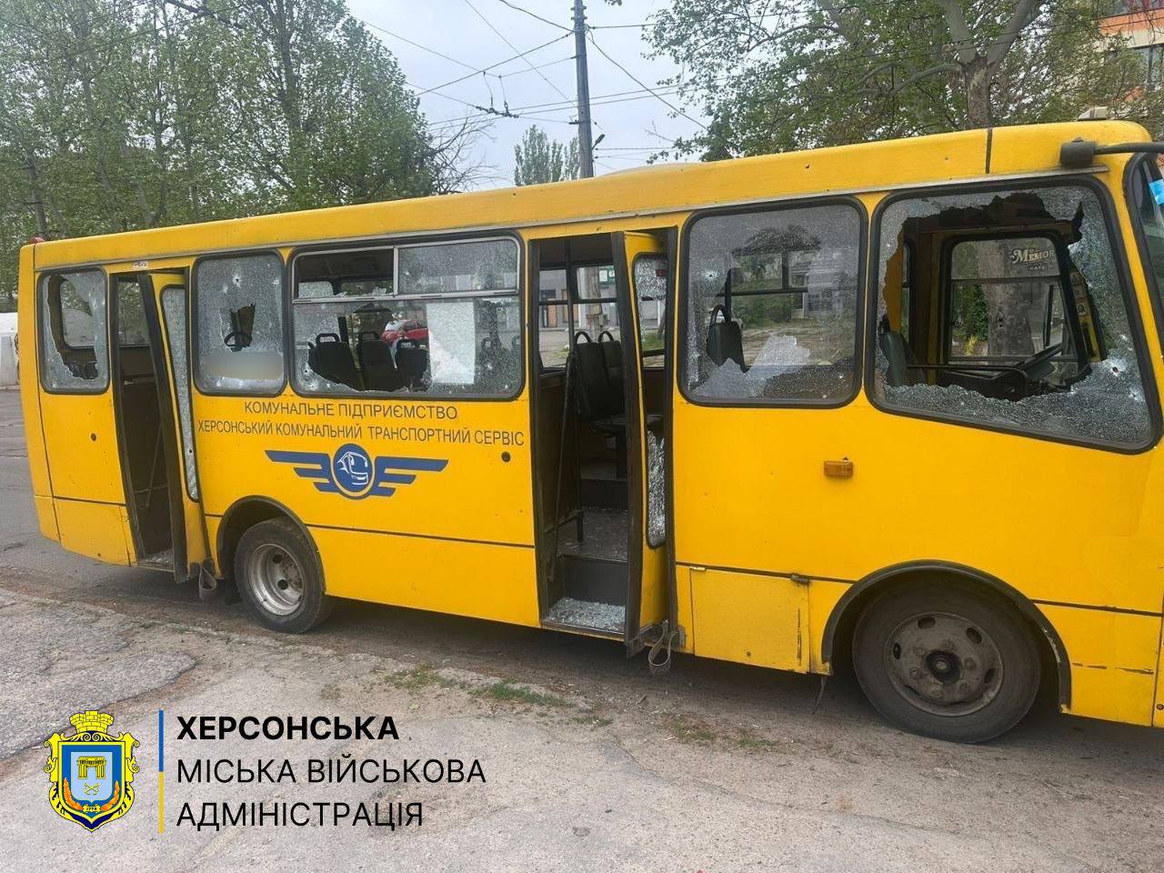 Росіяни вчергове атакували комунальну маршрутку у Херсоні – 6 людей …