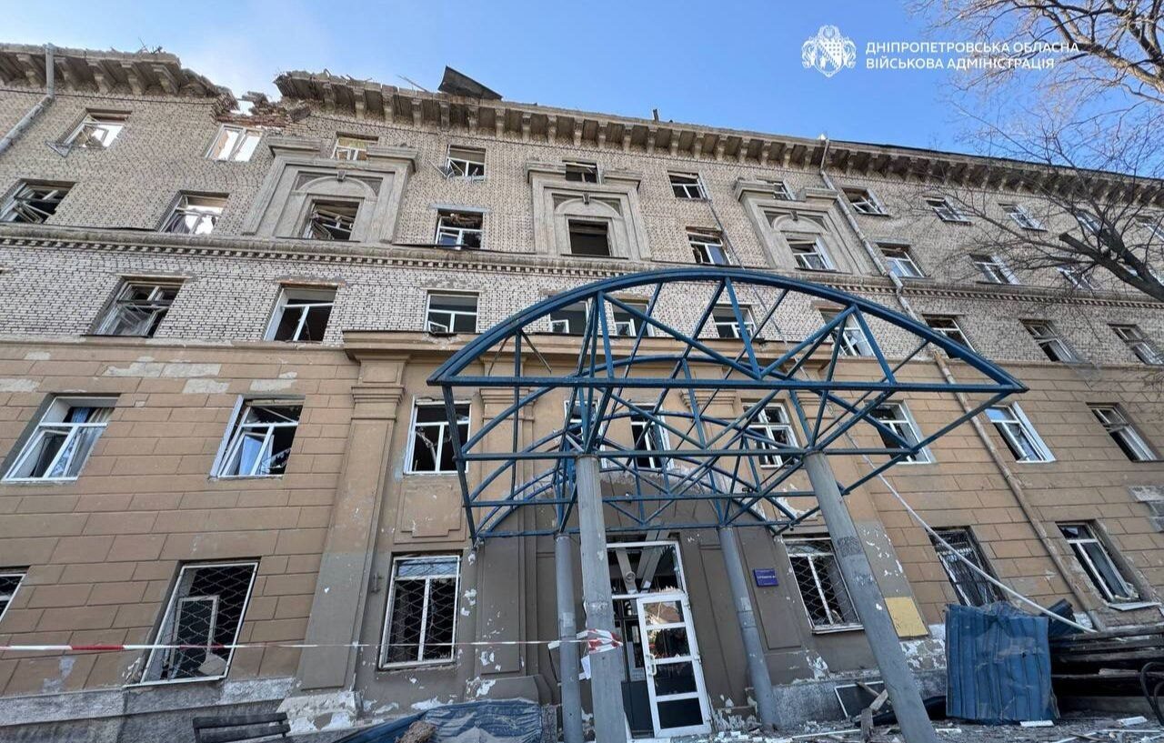 Росіяни завдали удару по житловому кварталу Дніпра: пошкоджений гуртожиток, є …