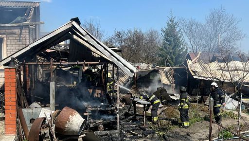 Біля Харкова внаслідок обстрілу згорів літній будинок: фото з місця