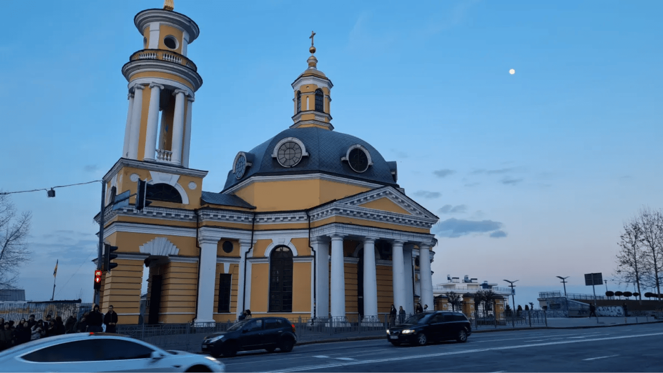 Росіяни пошкодили історичні пам’ятки на Поштовій площі в Києві: відео